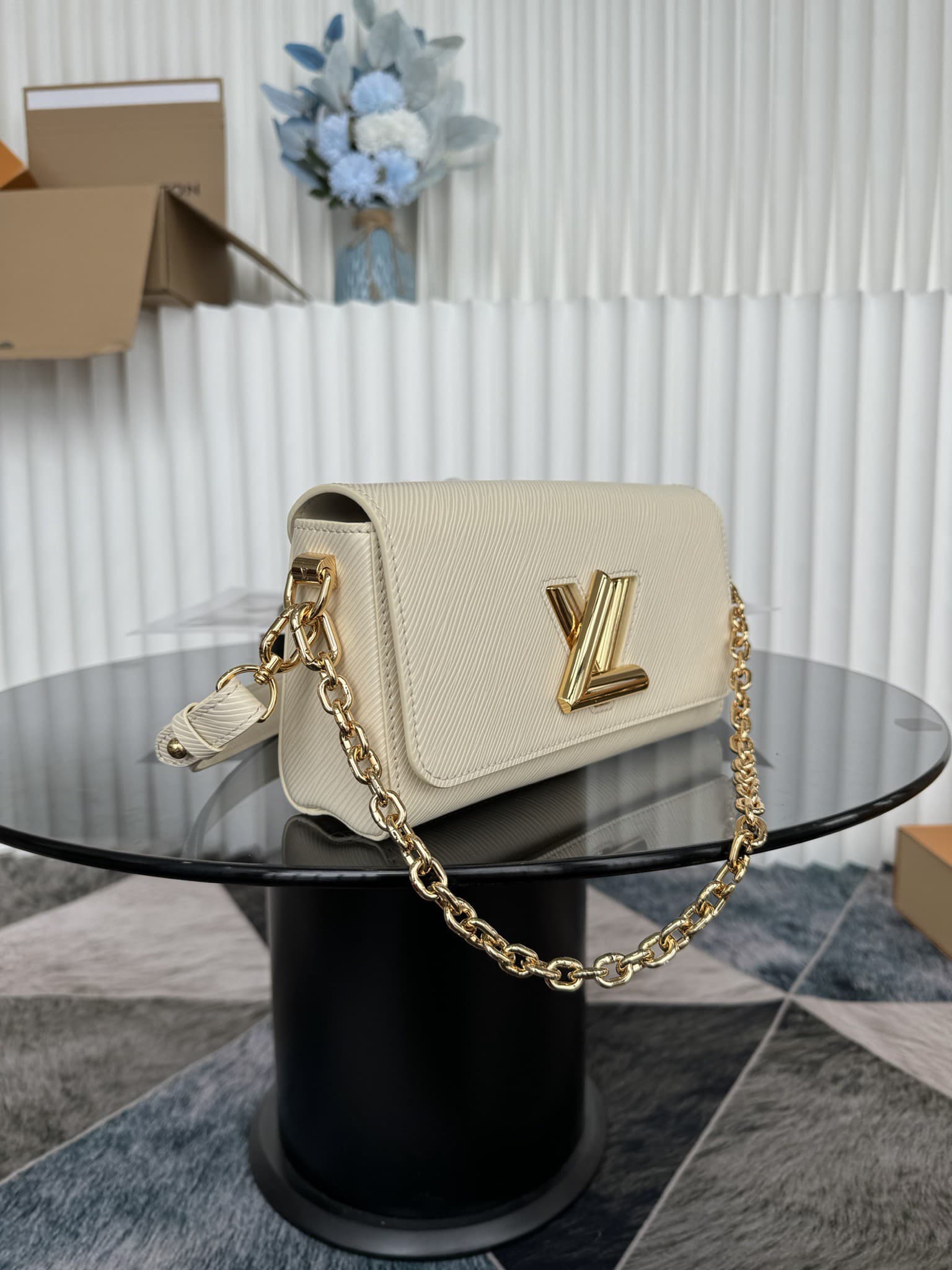 LV Bag M24549