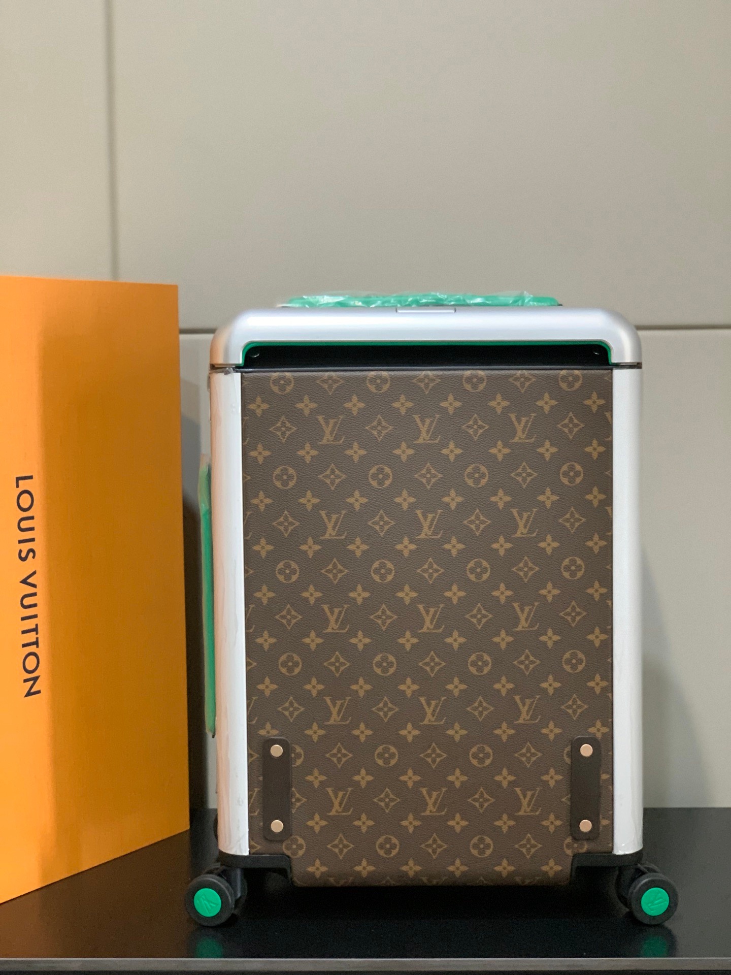 LV Suitcase Two Size（20/24 inches）