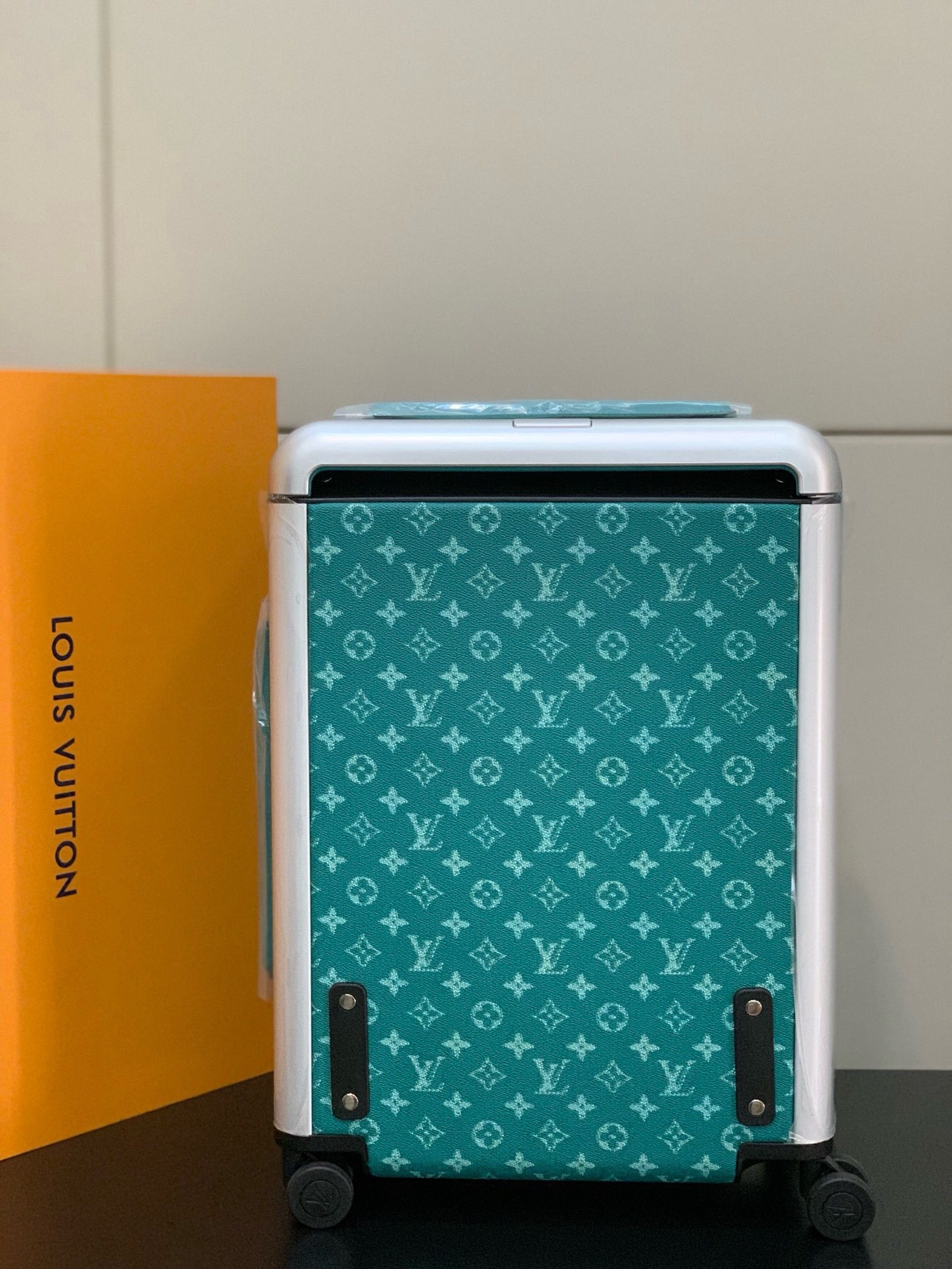 LV Suitcase Two Size（20/24 inches）