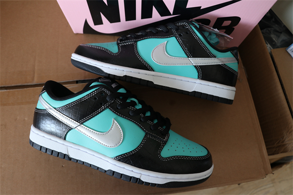 NikeSB DUNK Low Diamond Supply co Tiffany