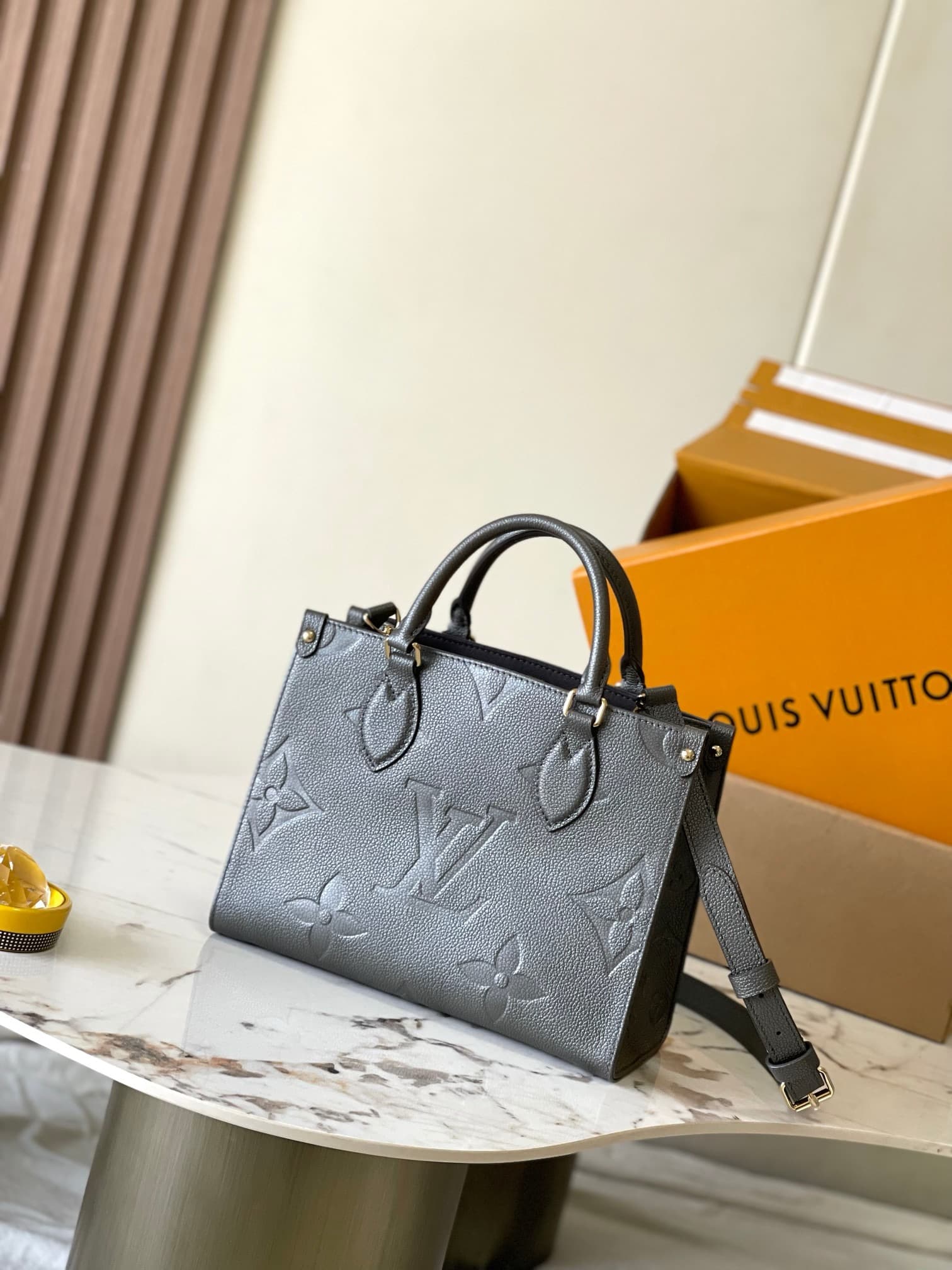 LV HandBag Onthego M12886