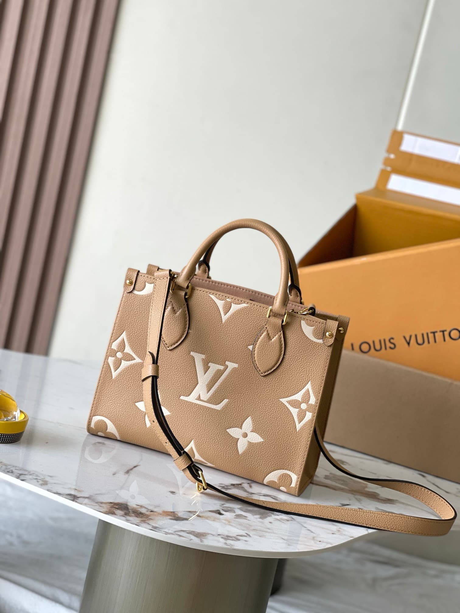 LV HandBag Onthego M12513