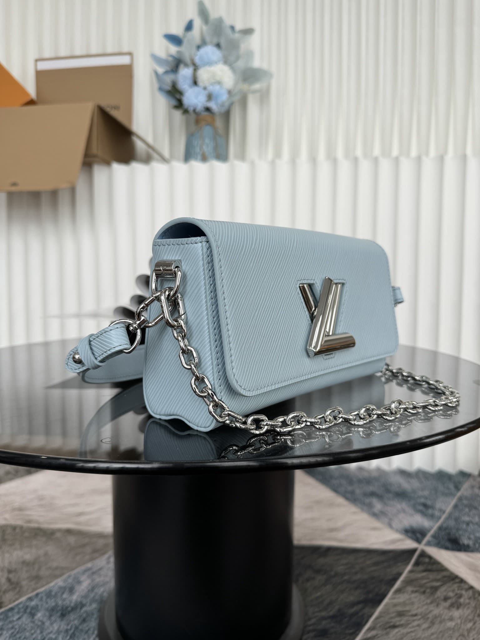 LV Bag M24549