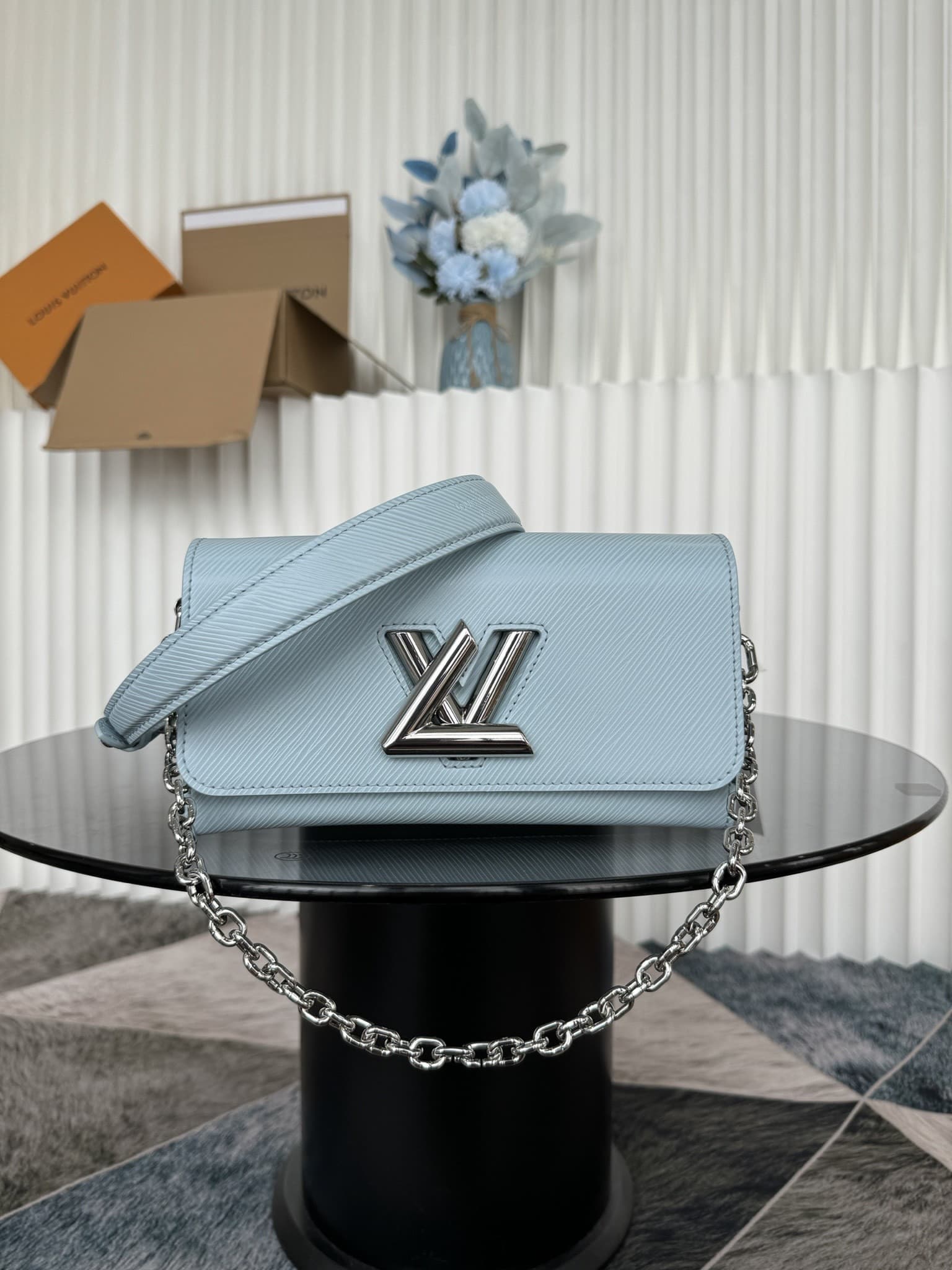 LV Bag M24549