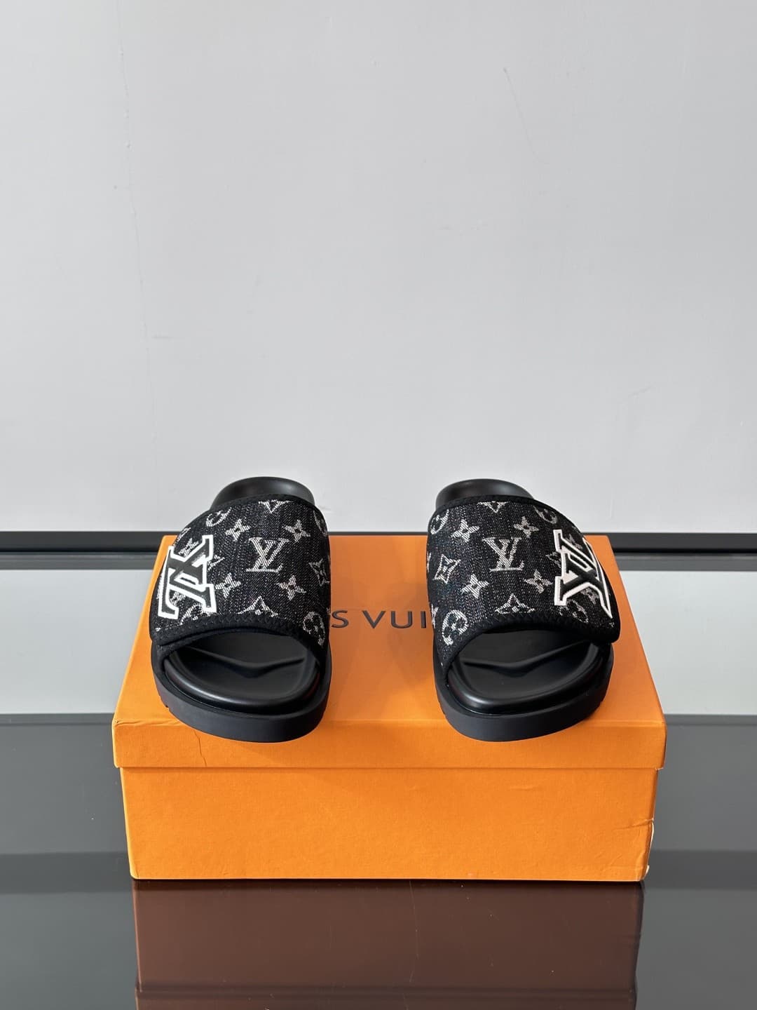 LV Man Slipper